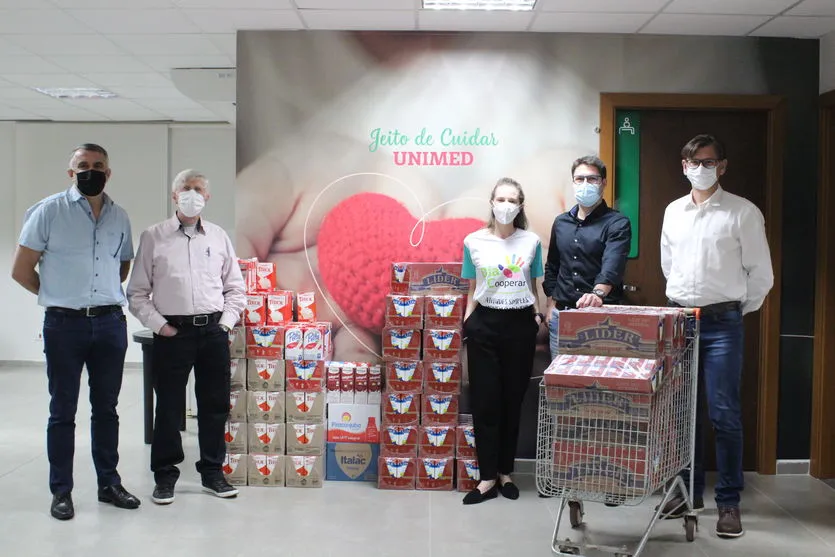  esq. p/ direita: Cezar Farinácio – Diretor do Lar São Vicente de Paula, Newton Benevenuto - Diretor Superintendente Unimed Apucarana, Priscila Raugusto – Gerente da Uniprime em Apucarana, Adriano Fonseca Vituri - Diretor Vice-Presidente Unimed Apucarana e Ribamar Leonildo Maroneze – Presidente Unimed Apucarana.  