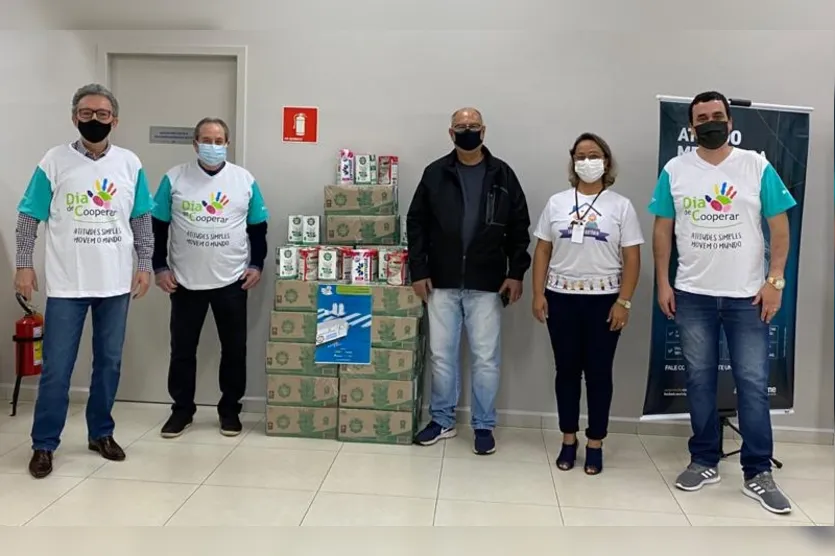  esq. p/ direita: Jaime da Silva – Gerente da Uniprime, Nercio Gonzales Estrada - Médico e Conselheiro Unimed Apucarana, Mauro Augusto Rodrigues Zurlo – Presidente do Lar Santo Antônio, Elaine Schmidt – coordenadora do Lar Santo Antônio, Leandro Belo Ribeiro – Assistente Administrativo.


 