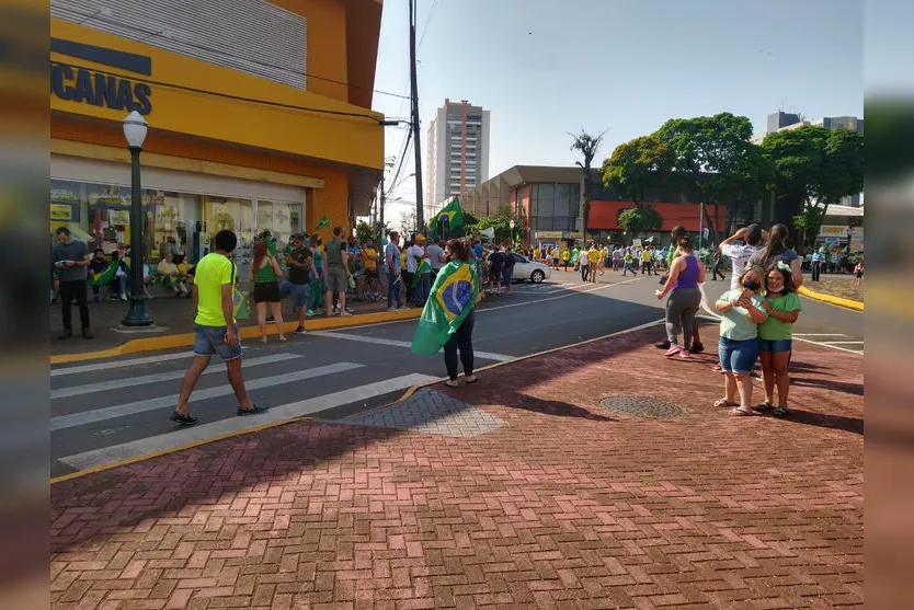 7 de Setembro: manifestação movimenta centro de Apucarana