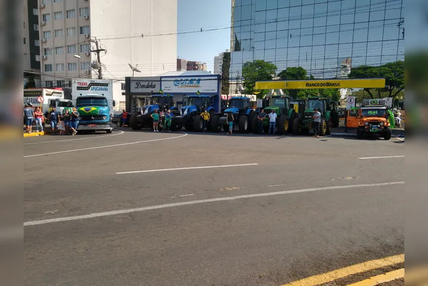 7 de Setembro: manifestação movimenta centro de Apucarana