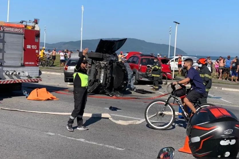Acidente com 7 veículos deixa um morto no litoral de SP