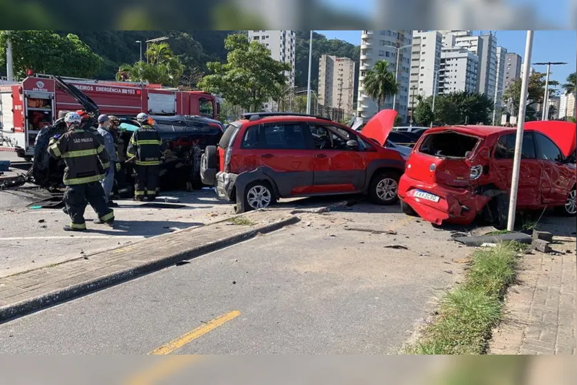 Acidente com 7 veículos deixa um morto no litoral de SP