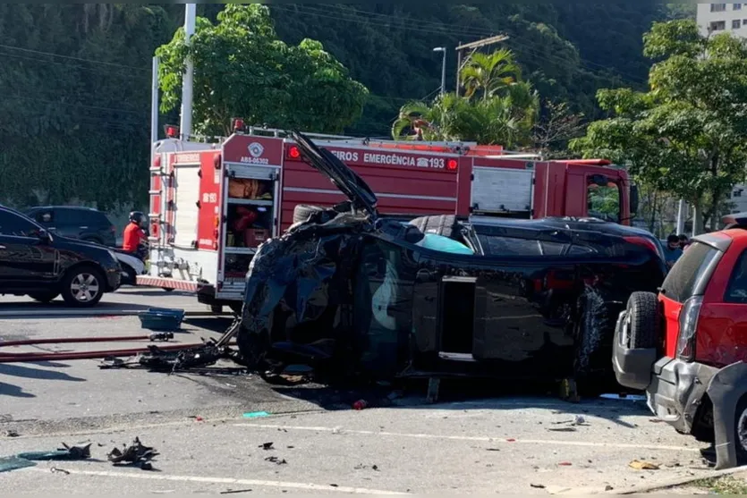 Acidente com 7 veículos deixa um morto no litoral de SP