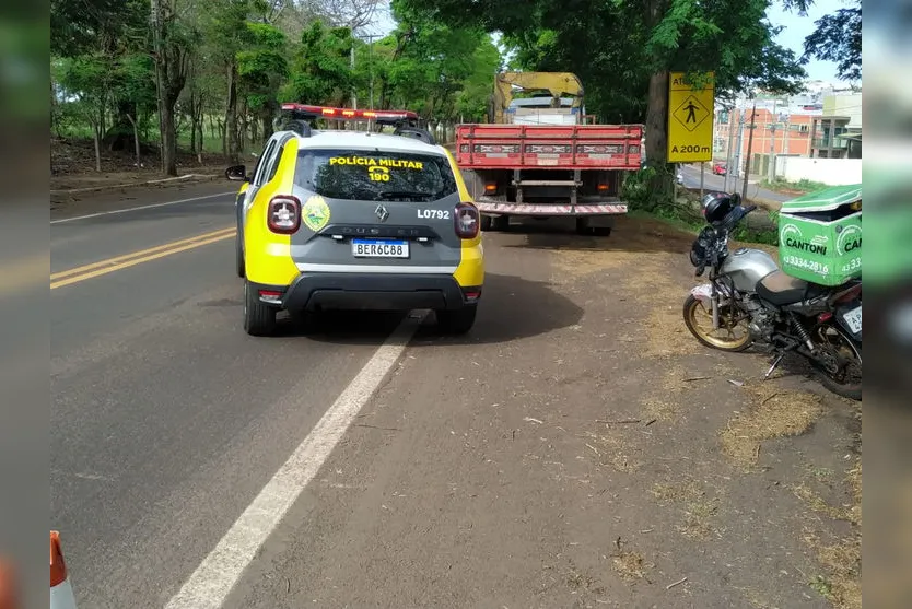Acidente com caminhão deixa motociclista ferido em Apucarana