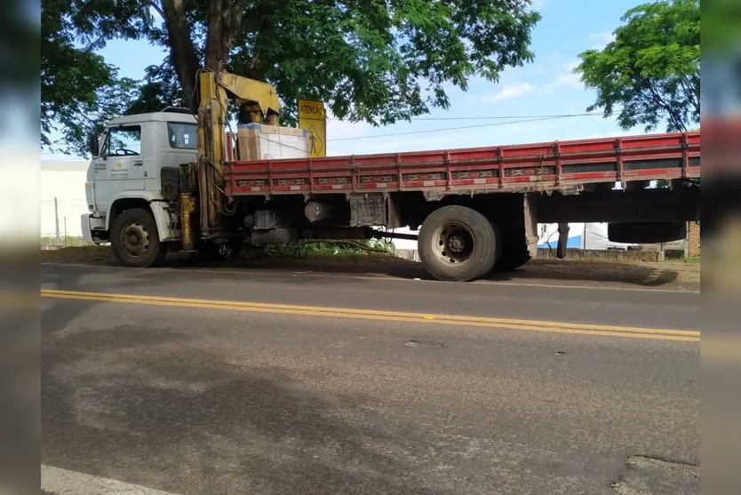 Acidente com caminhão deixa motociclista ferido em Apucarana
