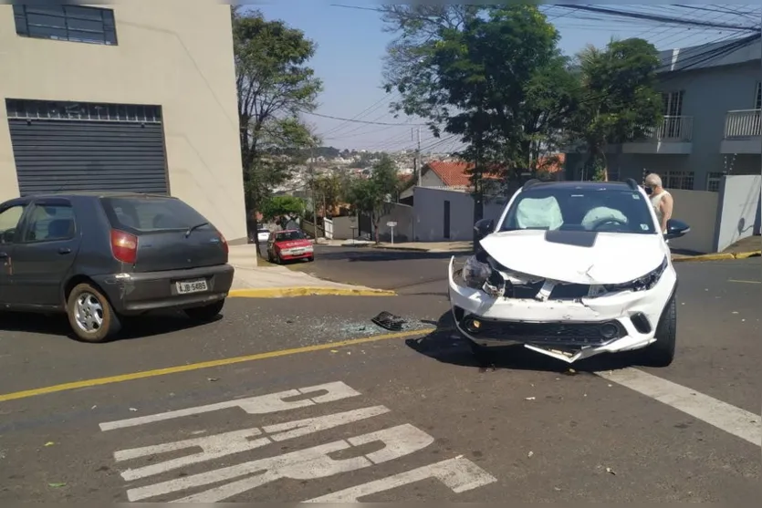 Acidente em bairro de Apucarana provoca danos em veículos