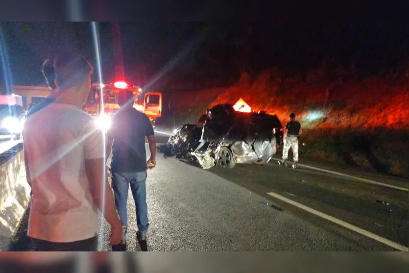 Acidente entre caminhão e carros deixa mortos no Paraná