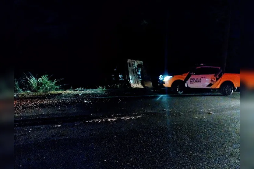 Acidente entre caminhão e carros deixa mortos no Paraná