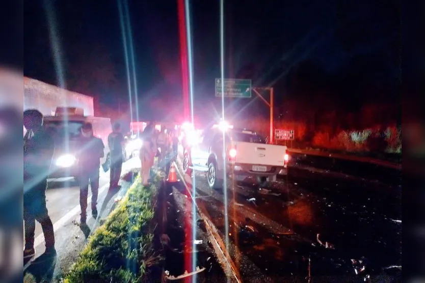 Acidente entre caminhão e carros deixa mortos no Paraná