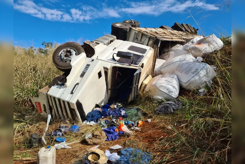 Acidente entre carro e caminhão deixa duas pessoas feridas