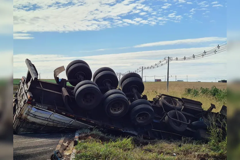 Acidente entre carro e caminhão deixa duas pessoas feridas