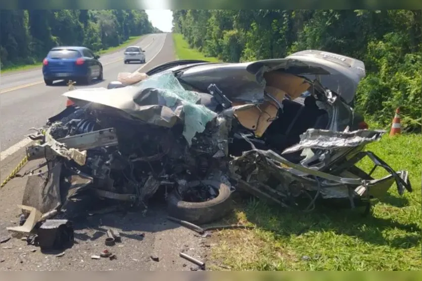 Acidente entre carro e caminhão deixa um morto no Paraná
