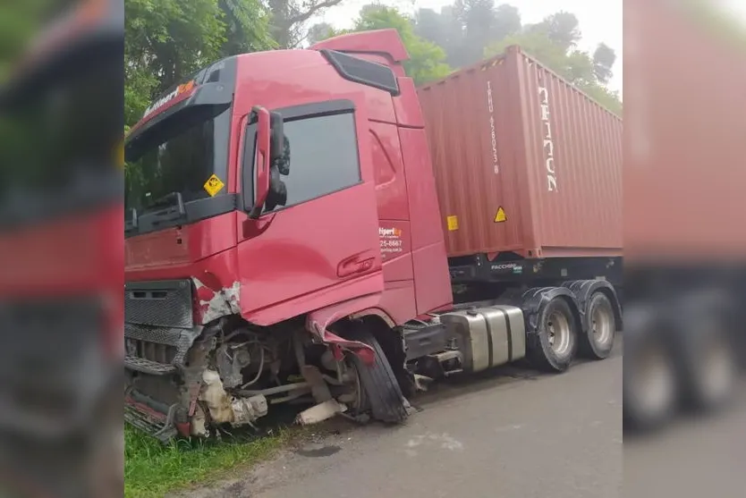 Acidente entre carro e caminhão deixa um morto no Paraná