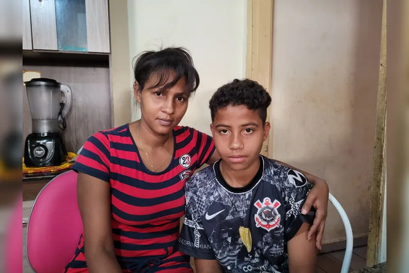  Andrei Carvalho, de 12 anos, ao lado da mãe, a costureira Priscila Carvalho  