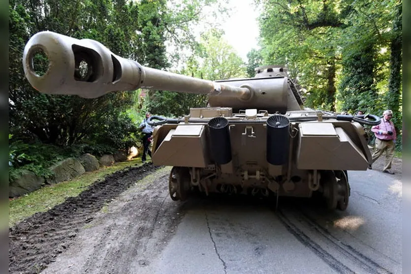 Aposentado guardava tanque da 2ª Guerra no porão