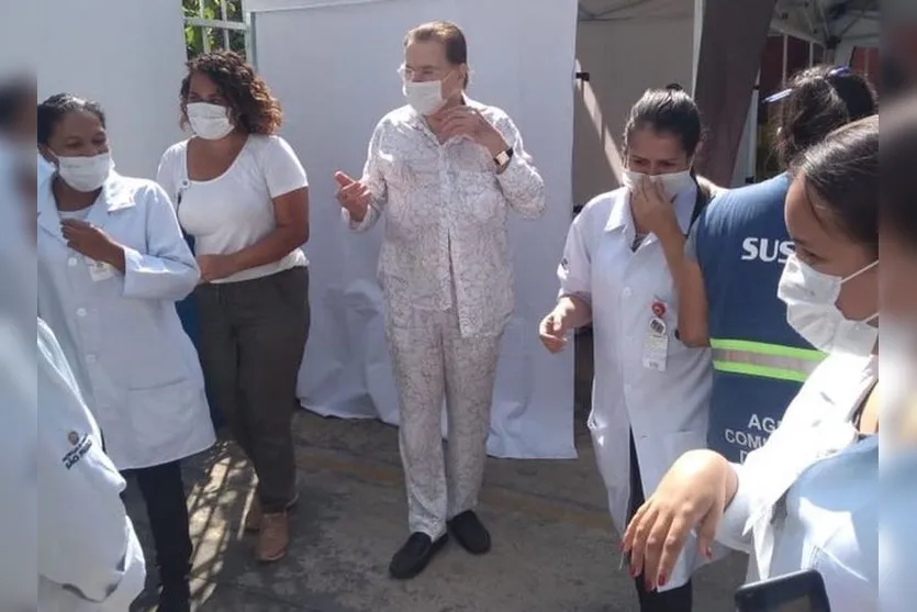 Apresentador Silvio Santos é internado com Covid-19