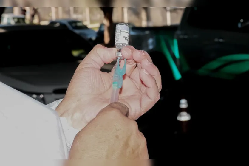 Apucarana aplica 2ª dose da Coronavac e Pfizer