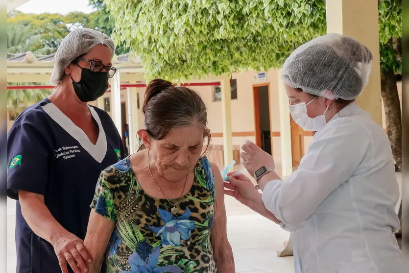 Apucarana aplica 3ª dose em idosos do Lar São Vicente