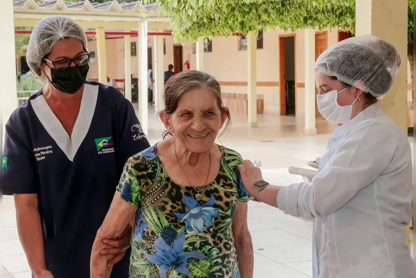 Apucarana aplica 3ª dose em idosos do Lar São Vicente