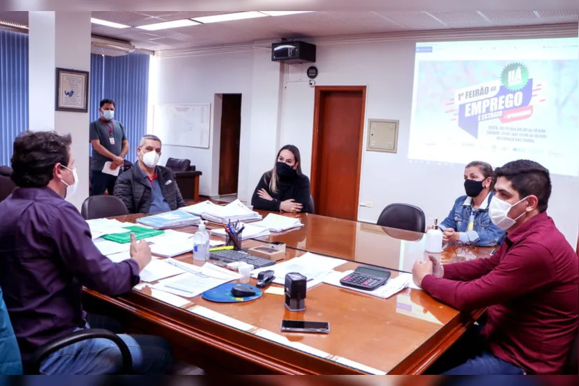 Apucarana oferece 800 vagas de emprego e estágio em Feirão