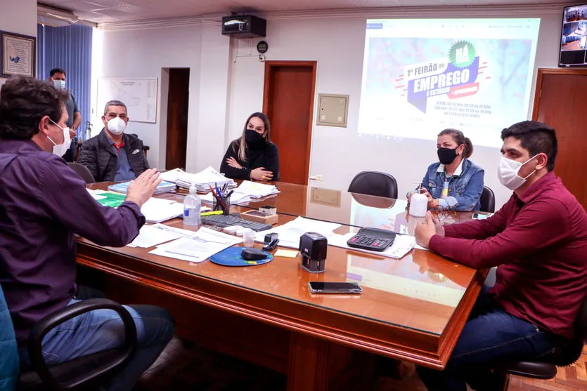 Apucarana oferece 800 vagas de emprego e estágio em Feirão