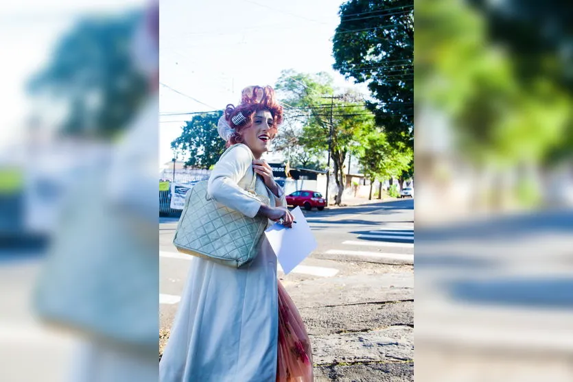 Apucaranense se caracteriza de Dona Hermínia para vacinação