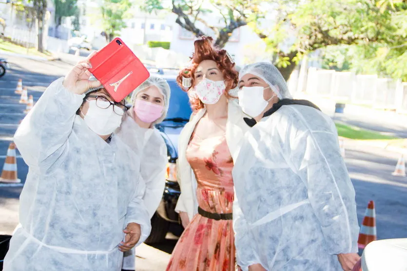 Apucaranense se caracteriza de Dona Hermínia para vacinação