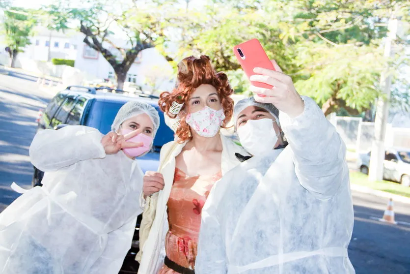 Apucaranense se caracteriza de Dona Hermínia para vacinação