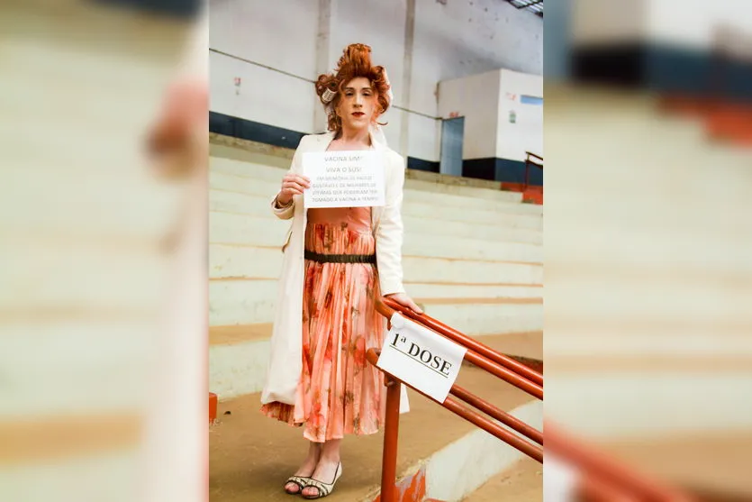 Apucaranense se caracteriza de Dona Hermínia para vacinação