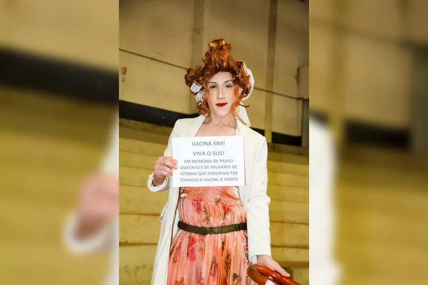 Apucaranense se caracteriza de Dona Hermínia para vacinação