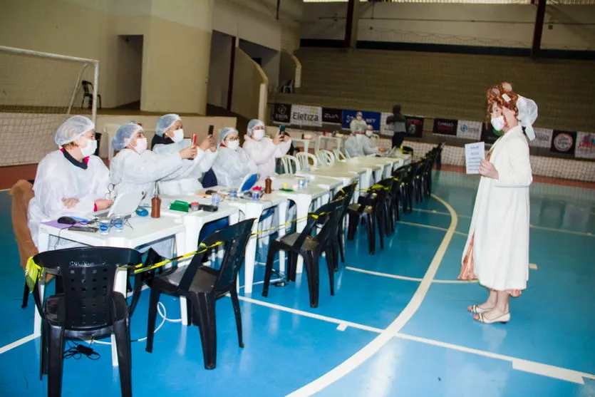Apucaranense se caracteriza de Dona Hermínia para vacinação