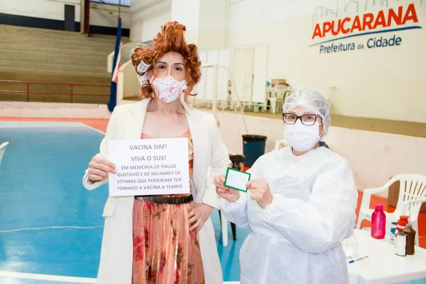 Apucaranense se caracteriza de Dona Hermínia para vacinação