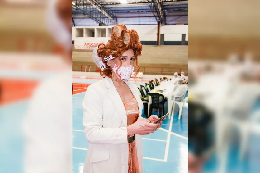 Apucaranense se caracteriza de Dona Hermínia para vacinação