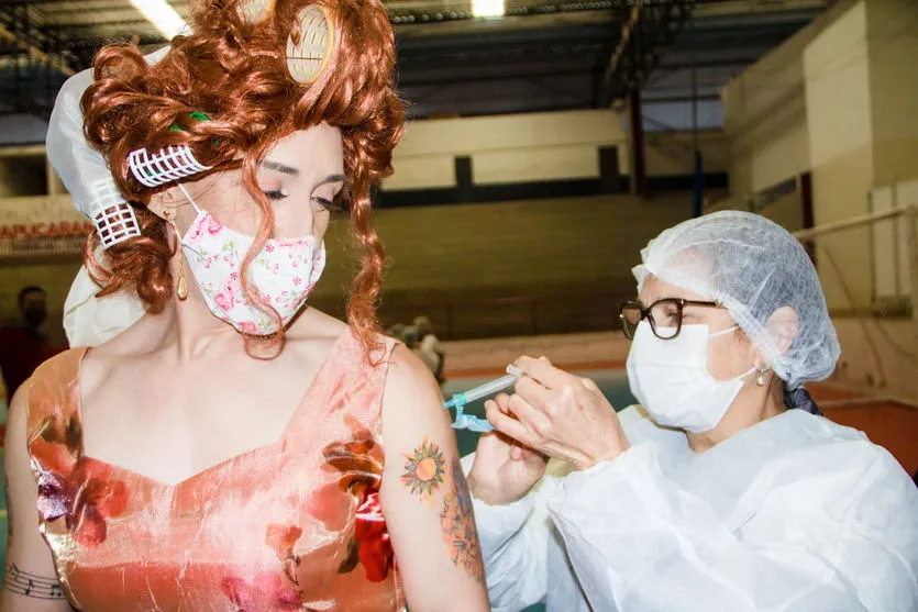 Apucaranense se caracteriza de Dona Hermínia para vacinação