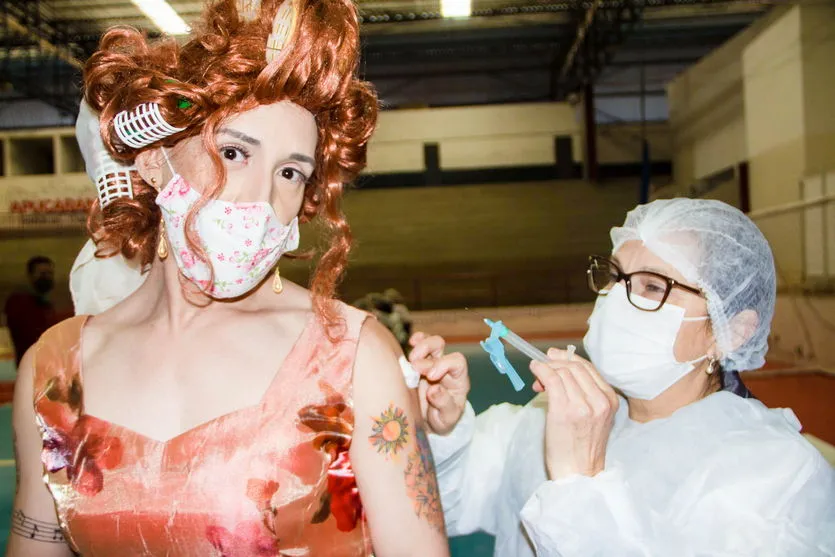 Apucaranense se caracteriza de Dona Hermínia para vacinação