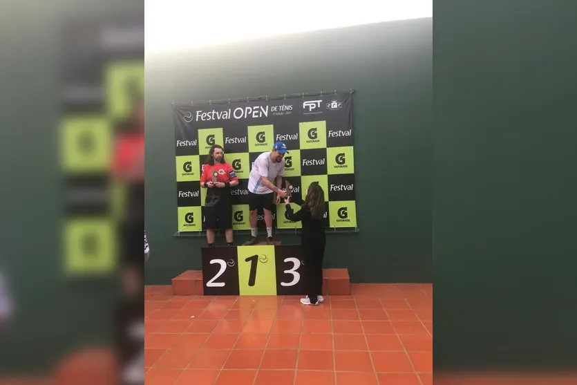 Apucaranense vence torneio de tênis em Cascavel