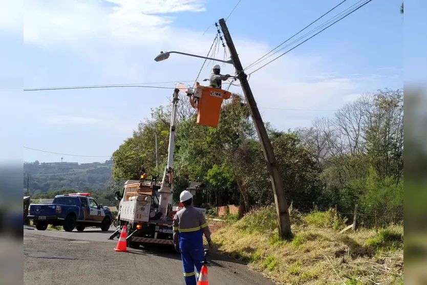 Árvore cai com vento, atinge poste e provoca incêndio