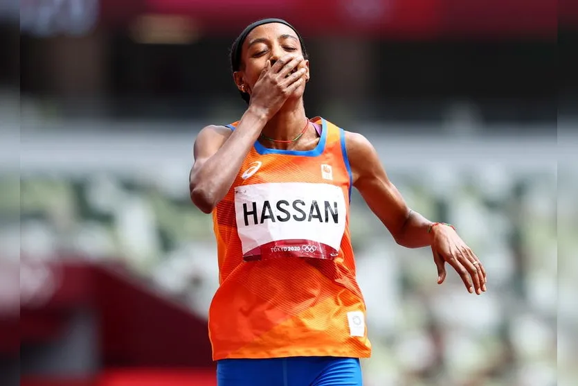 Atleta tropeça durante prova, se levanta e consegue vencer