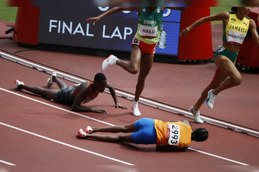 Atleta tropeça durante prova, se levanta e consegue vencer