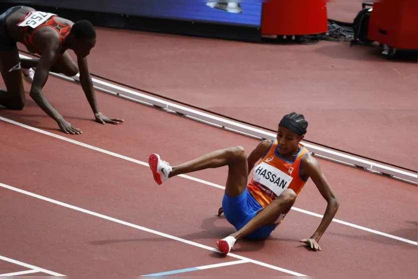 Atleta tropeça durante prova, se levanta e consegue vencer