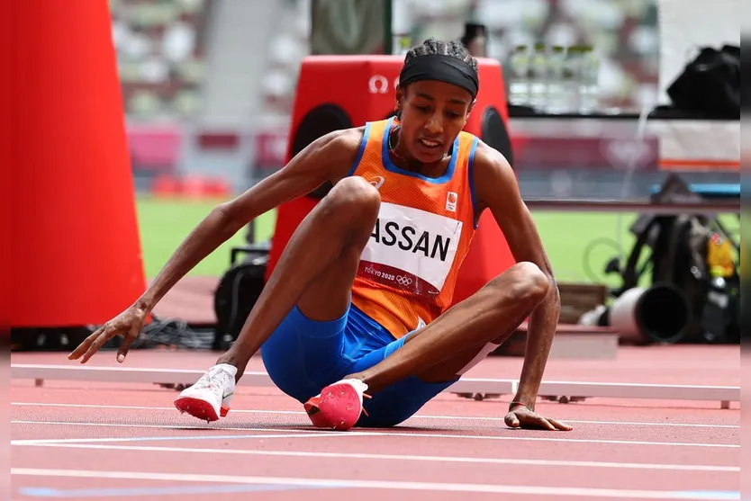 Atleta tropeça durante prova, se levanta e consegue vencer