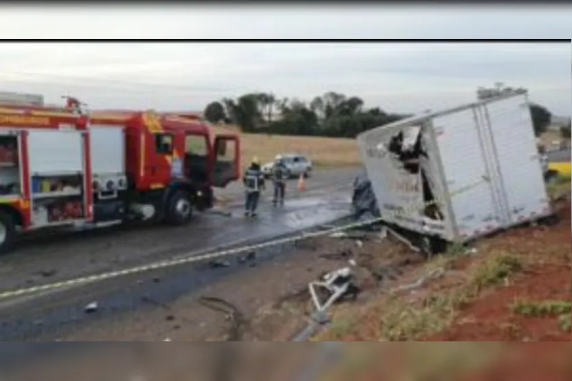 Batida entre caminhões tem vítima fatal na PR-323