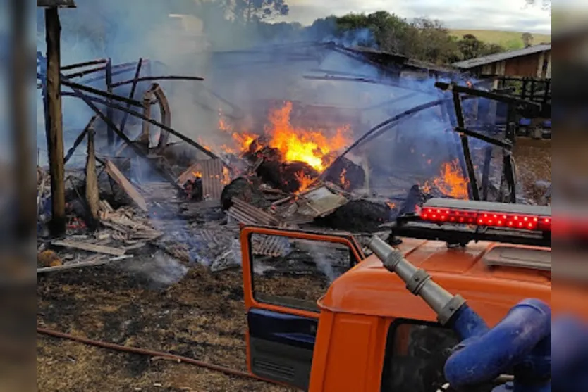 Bombeiros atendem incêndio em chácara na PR-466