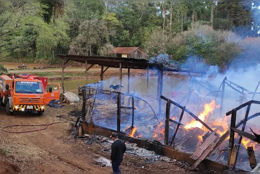 Bombeiros atendem incêndio em chácara na PR-466