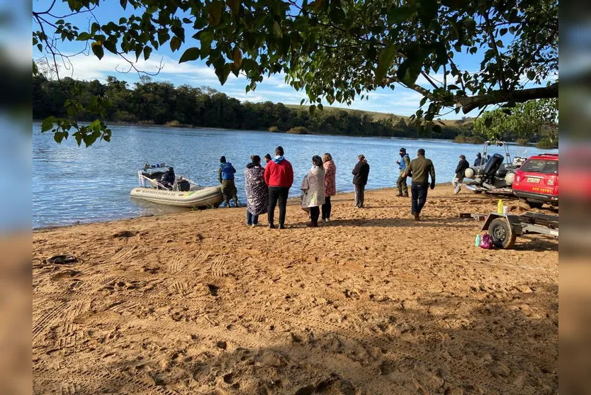 Bombeiros encerram quarto dia dia de buscas no Rio Ivaí