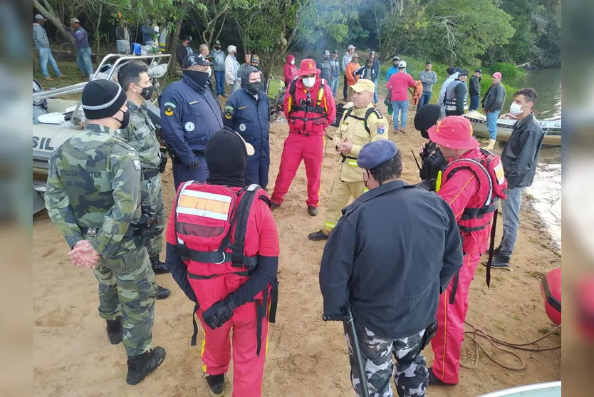 Bombeiros encerram quarto dia dia de buscas no Rio Ivaí