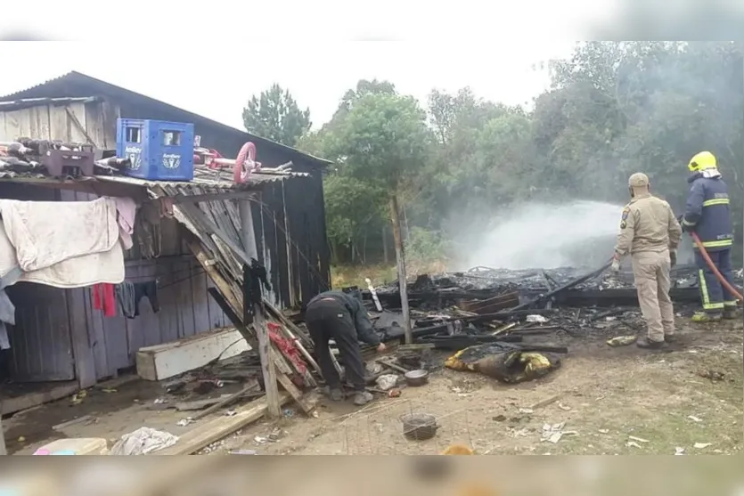 Bombeiros resgatam três crianças de casa em chamas