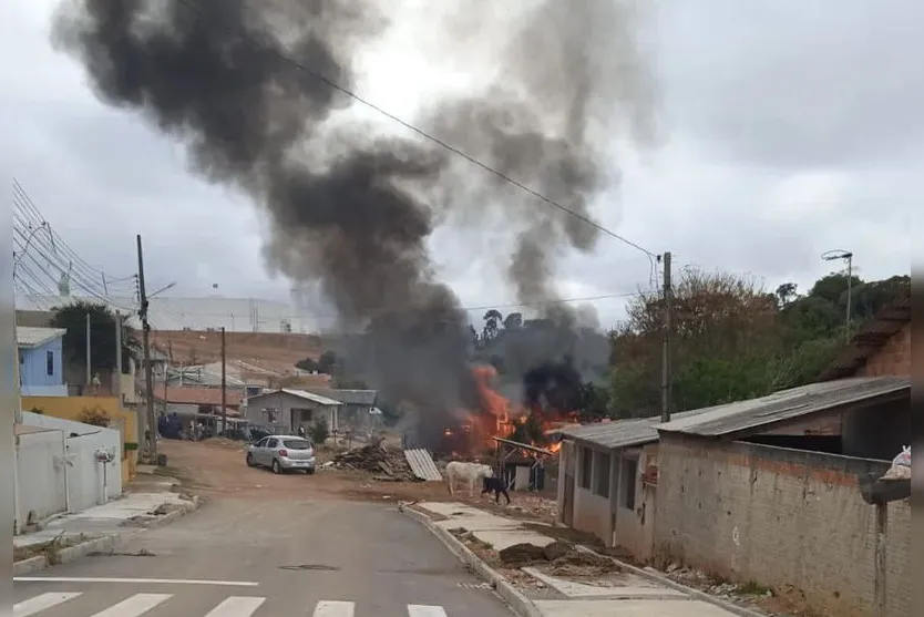 Bombeiros resgatam três crianças de casa em chamas