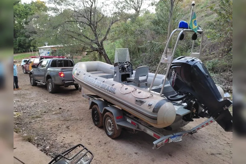 Buscas por menino vão percorrer 50 km rio abaixo nesta terça