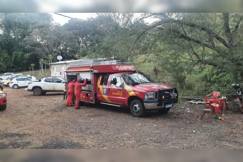 Buscas por menino vão percorrer 50 km rio abaixo nesta terça